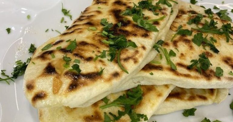 Naan-Brot mit Knoblauchbutter: Ein köstliches Rezept für aromatisches indisches Fladenbrot